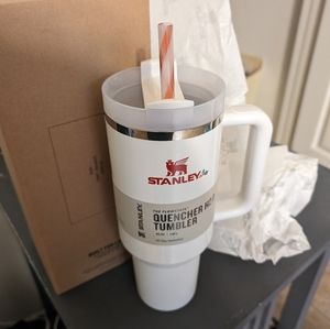 🏷️🎄 Stanley Mistletoe Twist 40oz Limited Edition H2.0 Quencher Tumbler!🎄